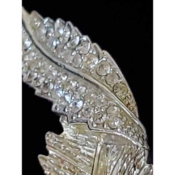 Sarah Coventry Signed Vintage Rhinestone Twisted Silver Tone Leaf Brooch Pin - Picture 2 of 8